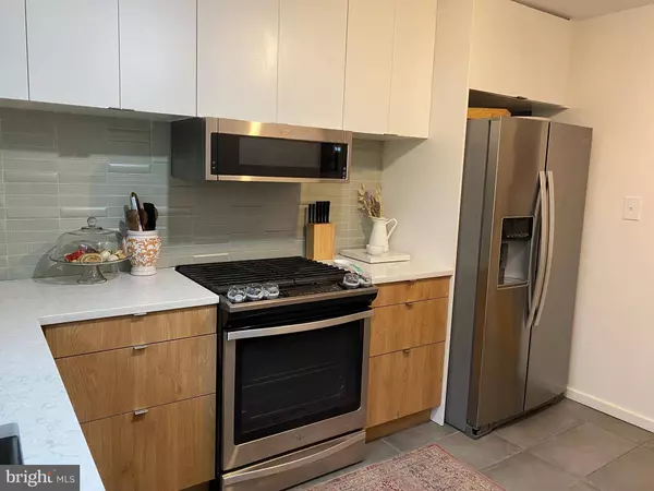 1221 S WARNOCK ST, Philadelphia, PA 19147