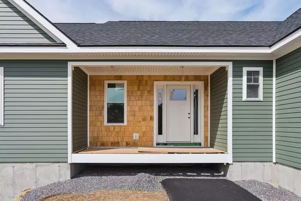 32 Middle Jam RD, Gorham, ME 04038