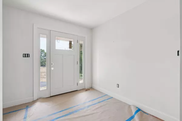 32 Middle Jam RD, Gorham, ME 04038