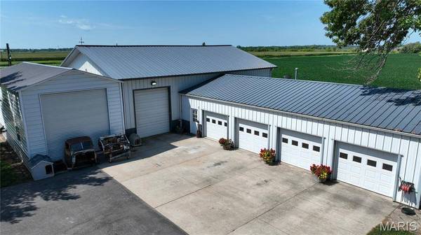 8221 State Route 4, Staunton, IL 62088