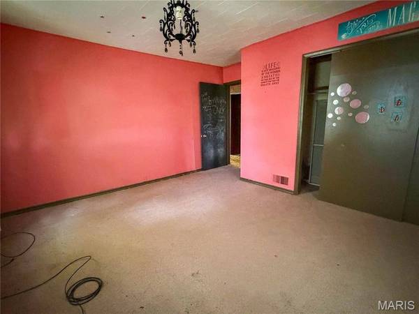 115 Rose LN, Shipman, IL 62685