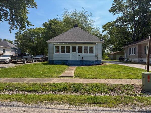 622 S Wood ST, Staunton, IL 62088