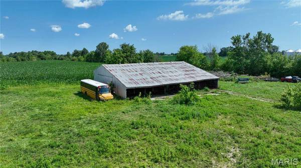 8975 State Route 4, Staunton, IL 62088