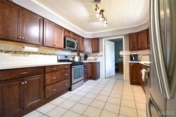 310 W Mill ST, Staunton, IL 62088