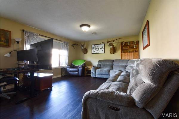 310 W Mill ST, Staunton, IL 62088