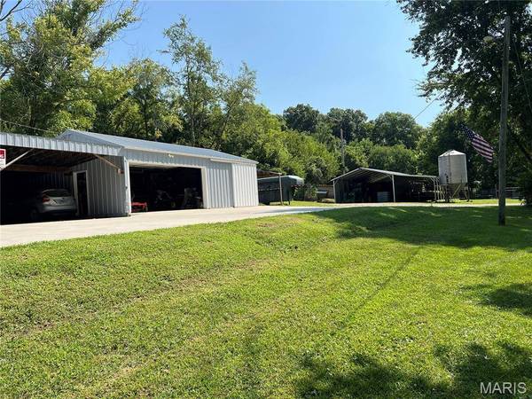 15275 Shipman RD, Carlinville, IL 62626