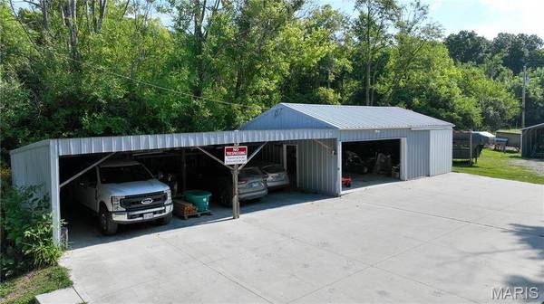 15275 Shipman RD, Carlinville, IL 62626