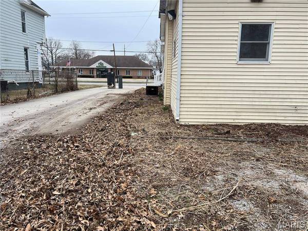 415 N Broad ST, Carlinville, IL 62626