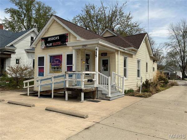 415 N Broad ST, Carlinville, IL 62626