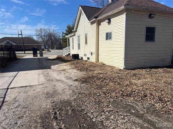 415 N Broad ST, Carlinville, IL 62626