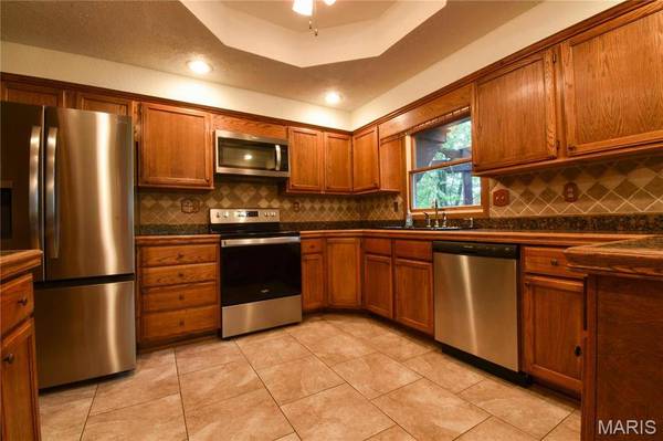 8817 Rezy RD, Staunton, IL 62088