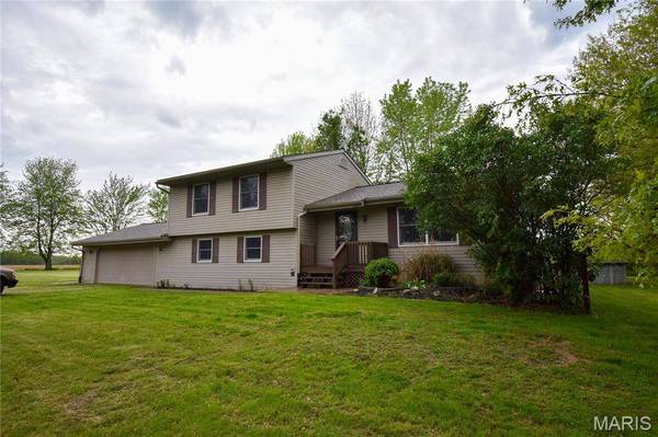 8817 Rezy RD, Staunton, IL 62088