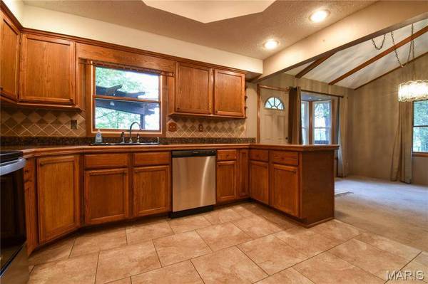 8817 Rezy RD, Staunton, IL 62088