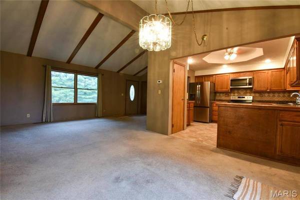 8817 Rezy RD, Staunton, IL 62088