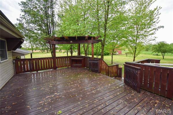 8817 Rezy RD, Staunton, IL 62088