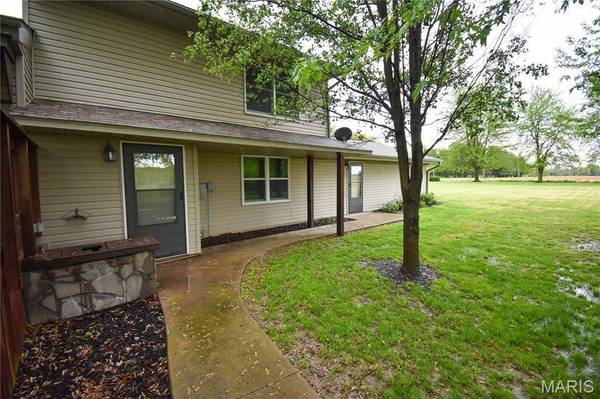 8817 Rezy RD, Staunton, IL 62088