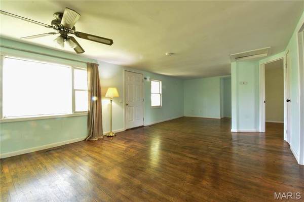 303 1st ST, Walshville, IL 62091