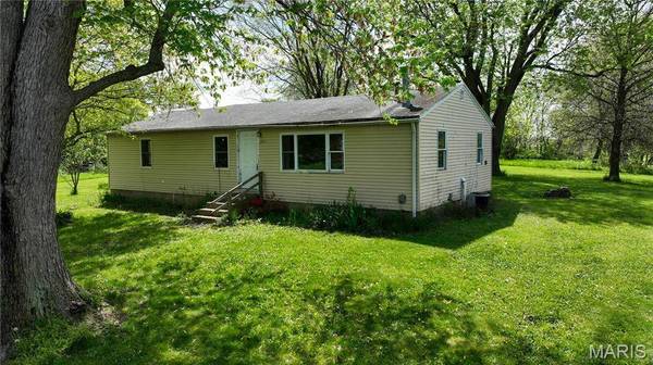 303 1st ST, Walshville, IL 62091