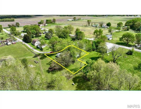 303 1st ST, Walshville, IL 62091