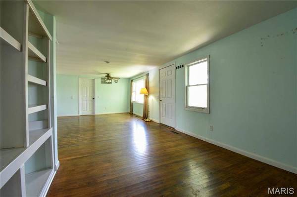 303 1st ST, Walshville, IL 62091