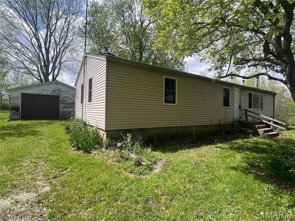 303 1st ST, Walshville, IL 62091