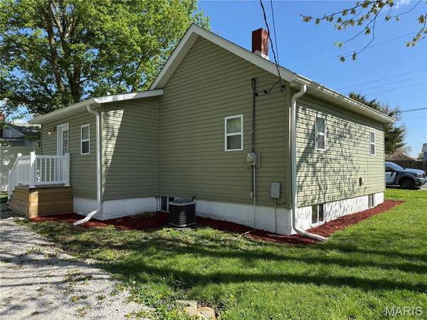 105 E Macoupin ST, Staunton, IL 62088