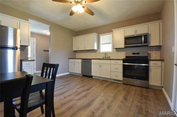 105 E Macoupin ST, Staunton, IL 62088