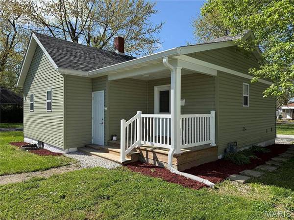105 E Macoupin ST, Staunton, IL 62088
