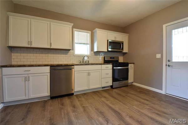 105 E Macoupin ST, Staunton, IL 62088