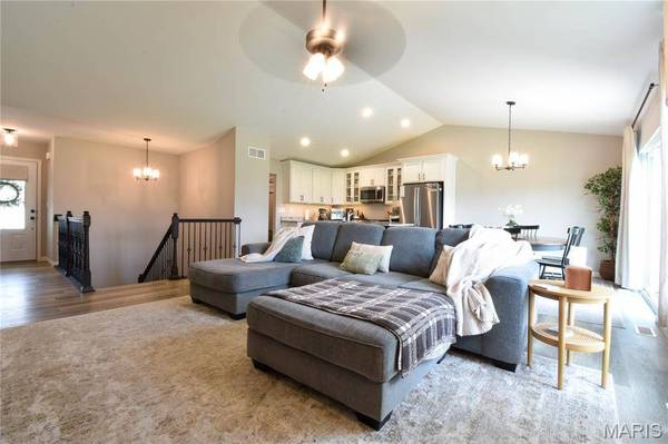 1034 Wolf Creek CT, Staunton, IL 62088