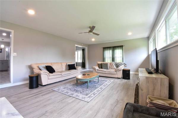 122 Old Bethalto RD, Cottage Hills, IL 62018