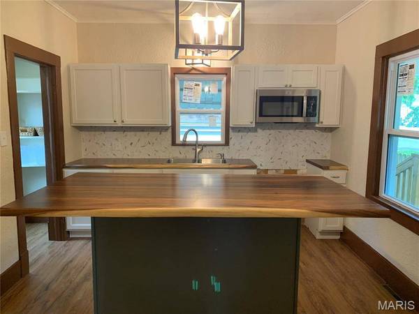 430 S Jackson ST, Litchfield, IL 62056