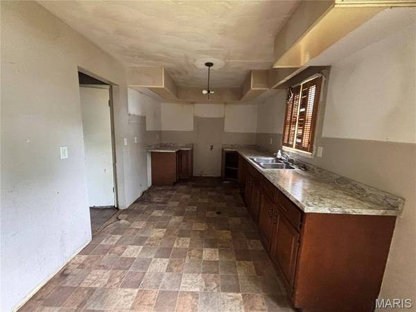 920 N Dye ST, Virden, IL 62090