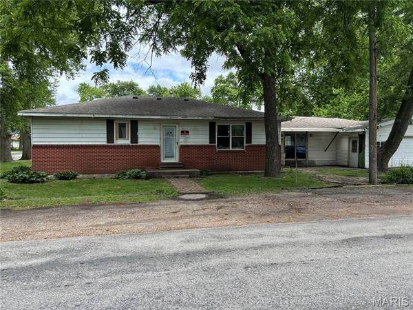 920 N Dye ST, Virden, IL 62090
