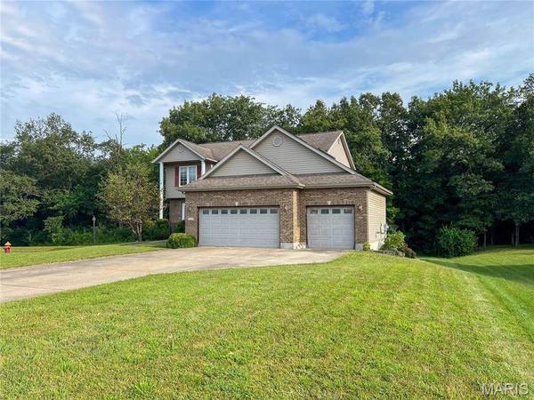 1059 Wolf Creek CT, Staunton, IL 62088