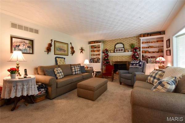 816 S Wood ST, Staunton, IL 62088