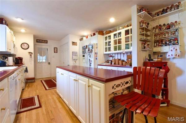 816 S Wood ST, Staunton, IL 62088