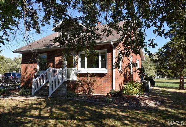 711 Reservoir RD, Staunton, IL 62088