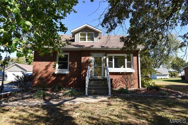 711 Reservoir RD, Staunton, IL 62088