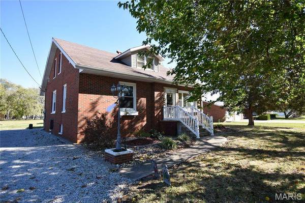 711 Reservoir RD, Staunton, IL 62088