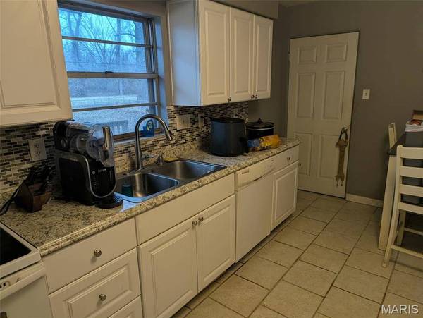 2605 Angela DR, Granite City, IL 62040