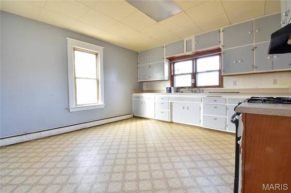 519 N Maple ST, Staunton, IL 62088
