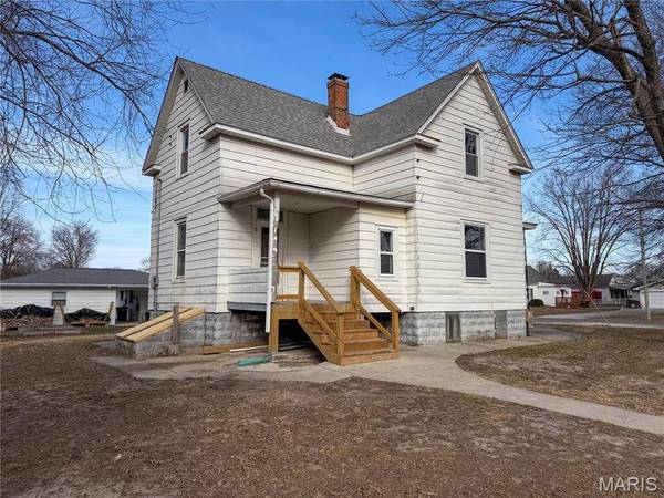 519 N Maple ST, Staunton, IL 62088