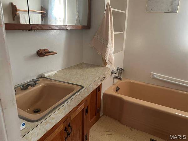 905 Dean ST, Wilsonville, IL 62093