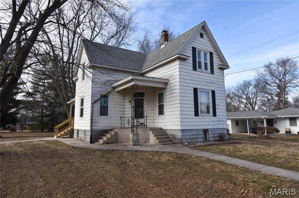 519 N Maple ST, Staunton, IL 62088