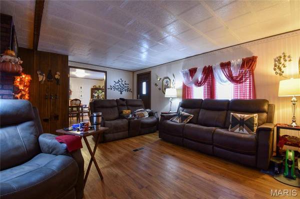 112 E 6th ST, Staunton, IL 62088