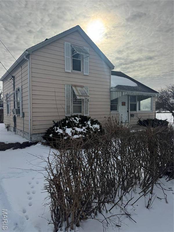 1010 E Olive ST, Staunton, IL 62088