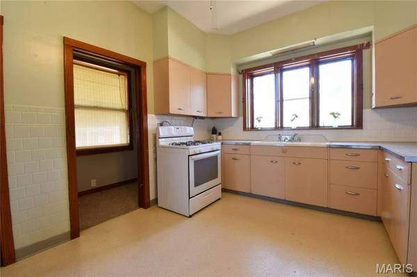 305 E Pennsylvania ST, Staunton, IL 62088