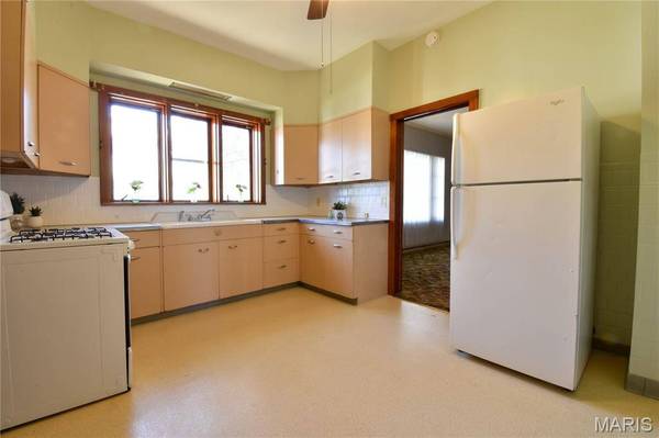 305 E Pennsylvania ST, Staunton, IL 62088