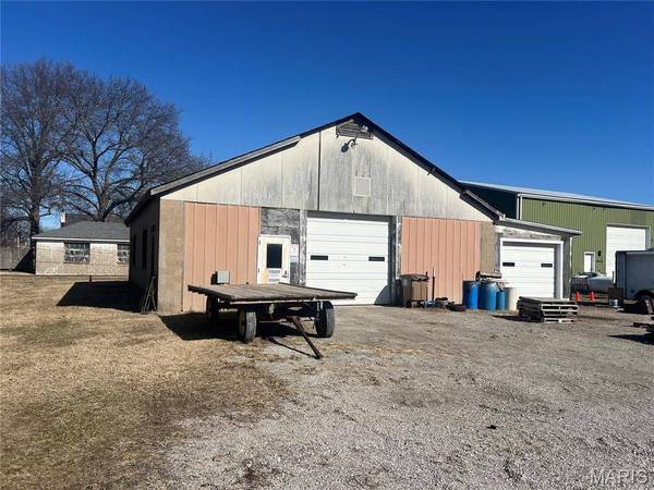 500 E 2nd ST, Mount Olive, IL 62069